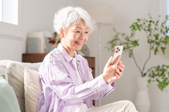 スマホをもつ女性