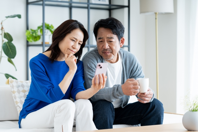 スマホに悩む夫婦