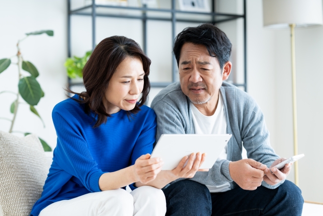 墓じまいを考える夫婦